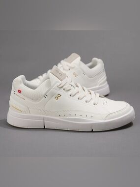 On Running THE ROGER Centre Court Women’s White Cream -Size 6/EU 37